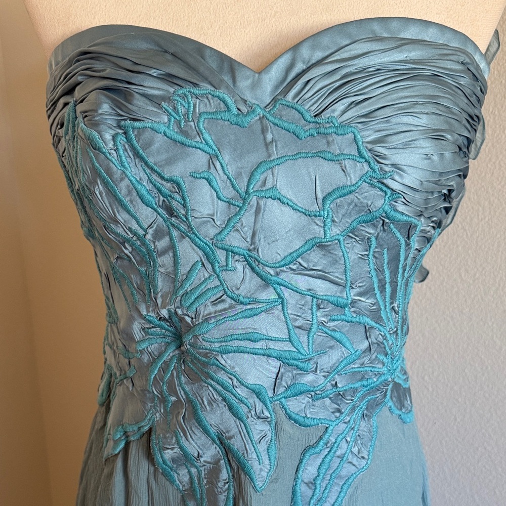 Carlos Miele Strapless Dusty Blue Floral-Appliqué Evening Dress - Picture 3 of 12